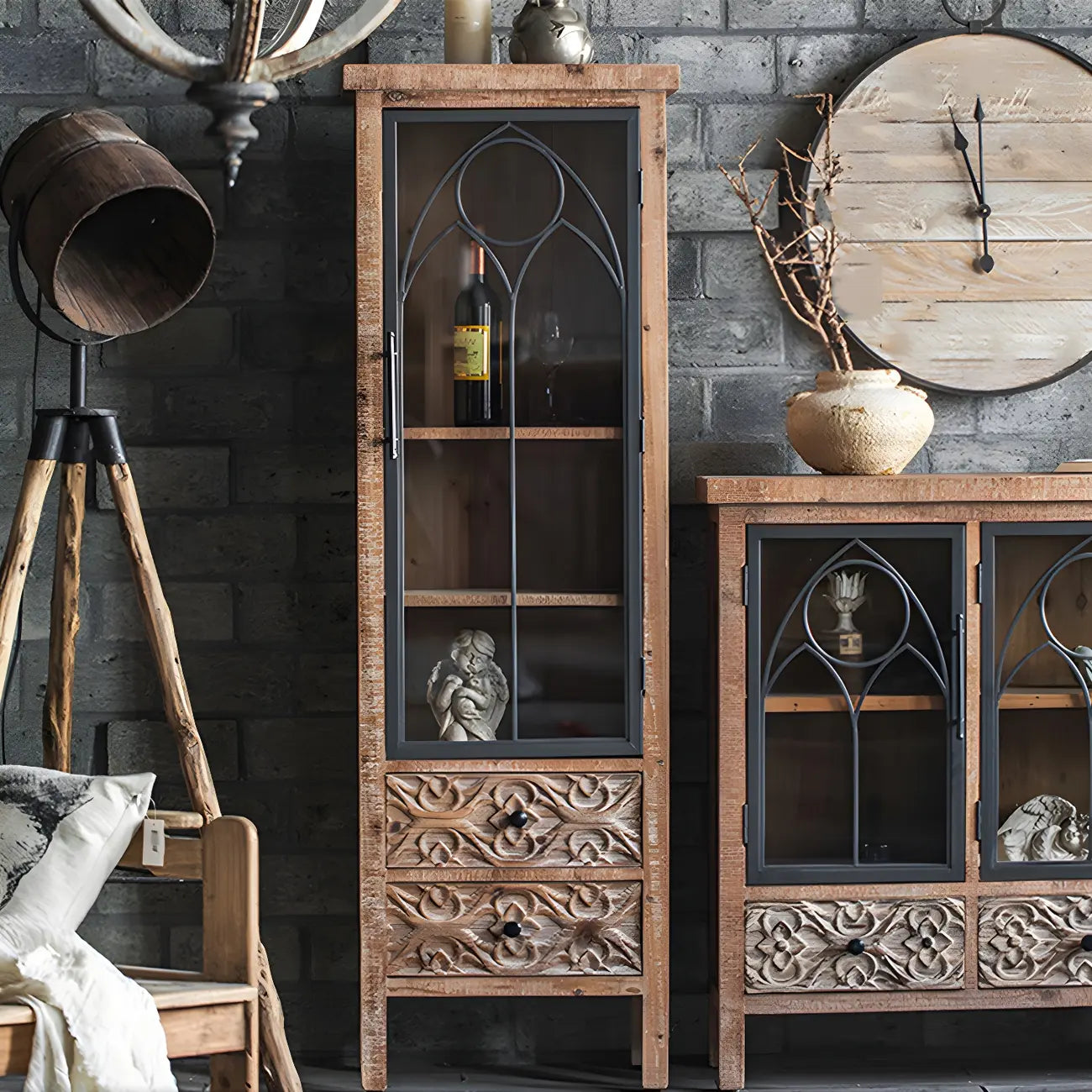 Vitrine classique à deux tiroirs en bois brun moyen et verre