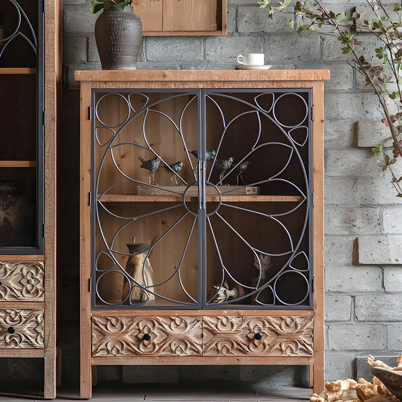 Vitrine classique à deux tiroirs en bois brun moyen et verre