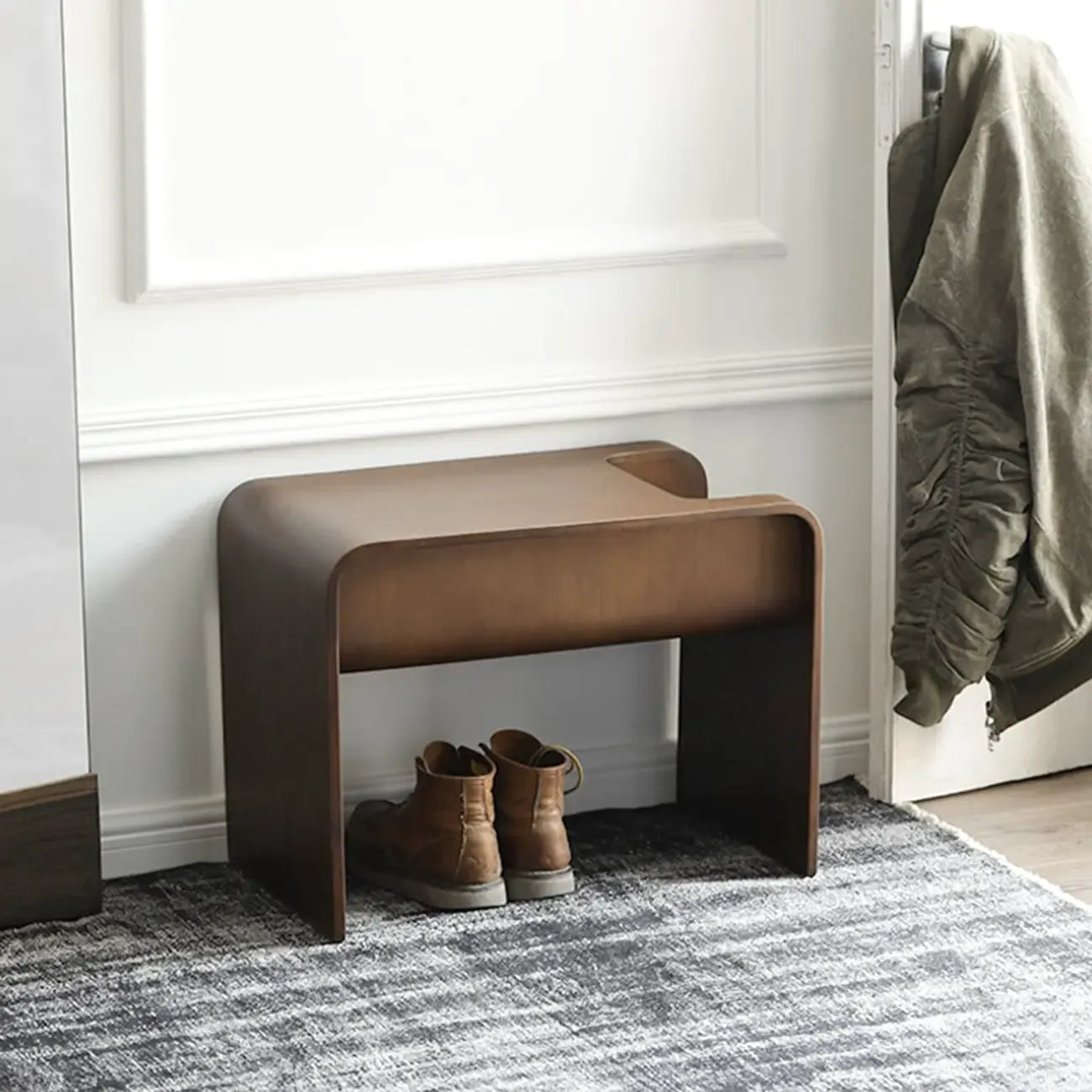 Table d'appoint convertible en forme de C en bois de noyer avec rangement