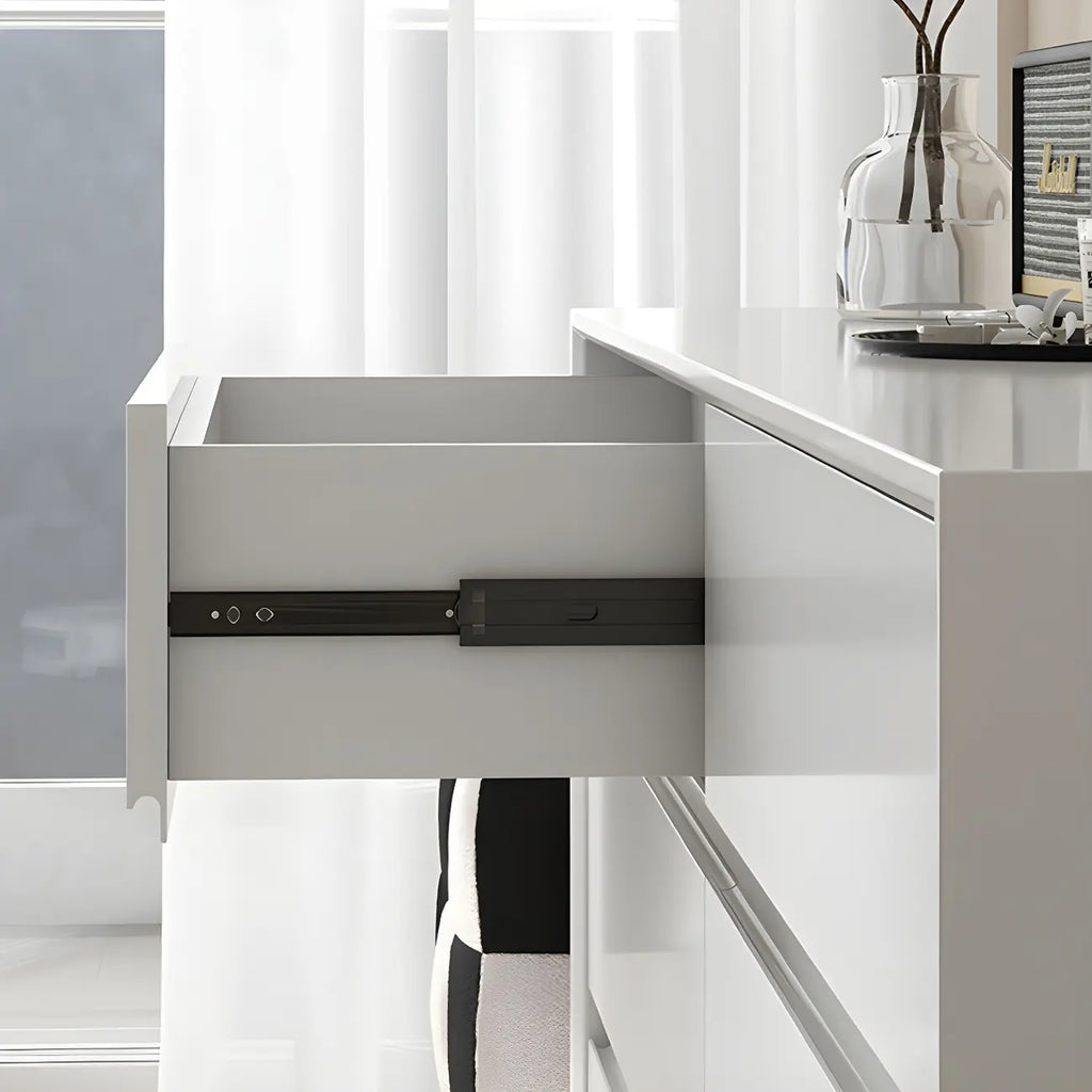 Commode minimaliste en bois blanc avec tiroirs à fermeture douce
