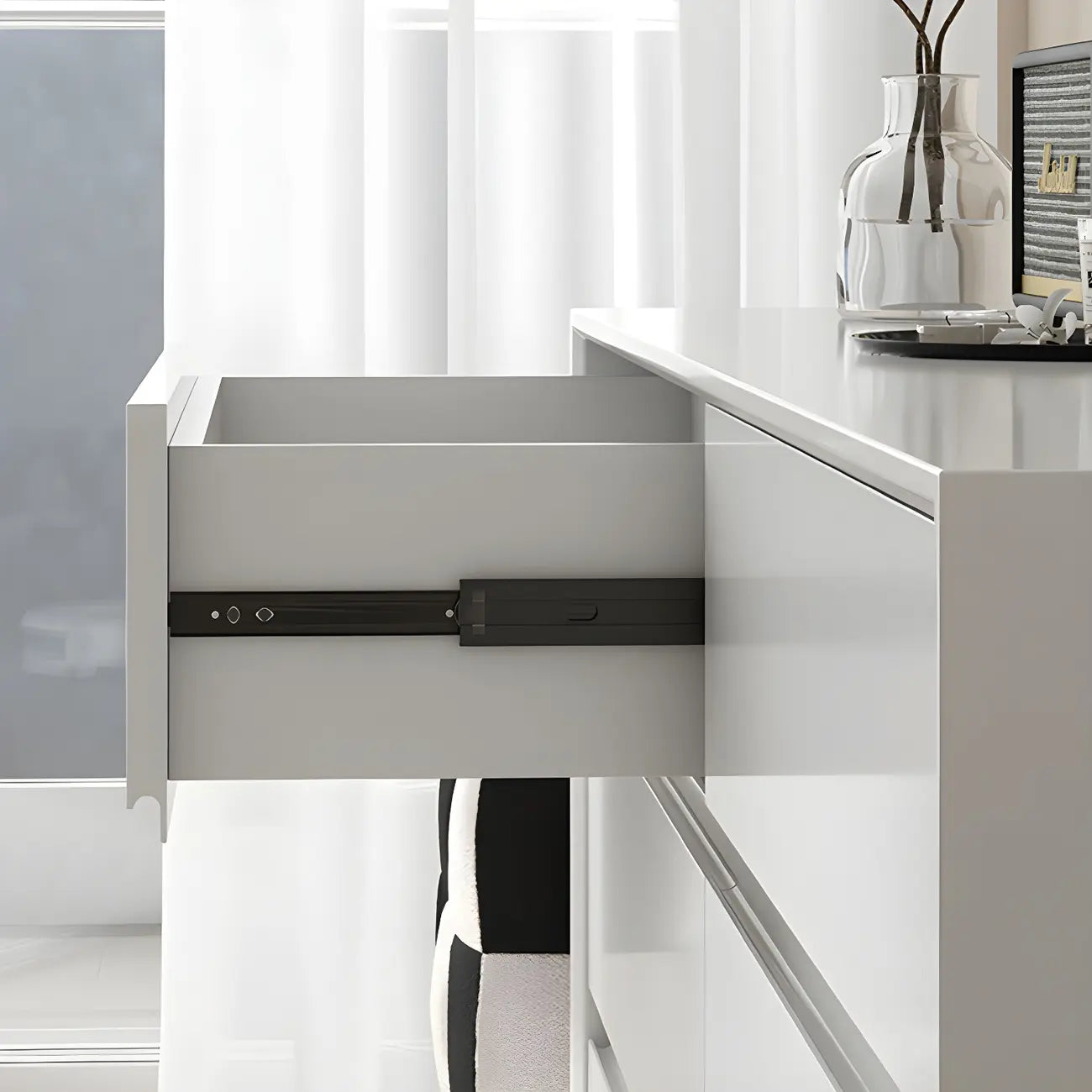 Commode minimaliste en bois blanc avec tiroirs à fermeture douce