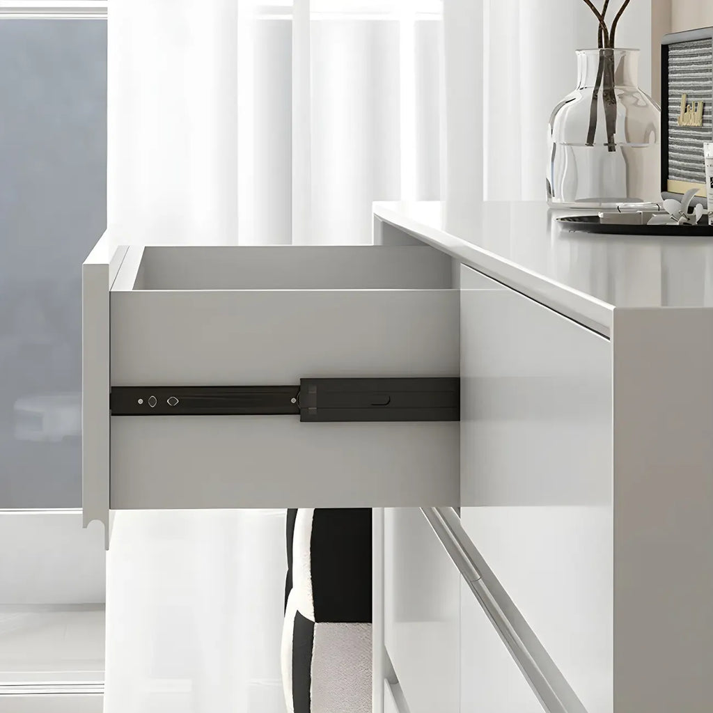 Commode minimaliste en bois blanc avec tiroirs à fermeture douce