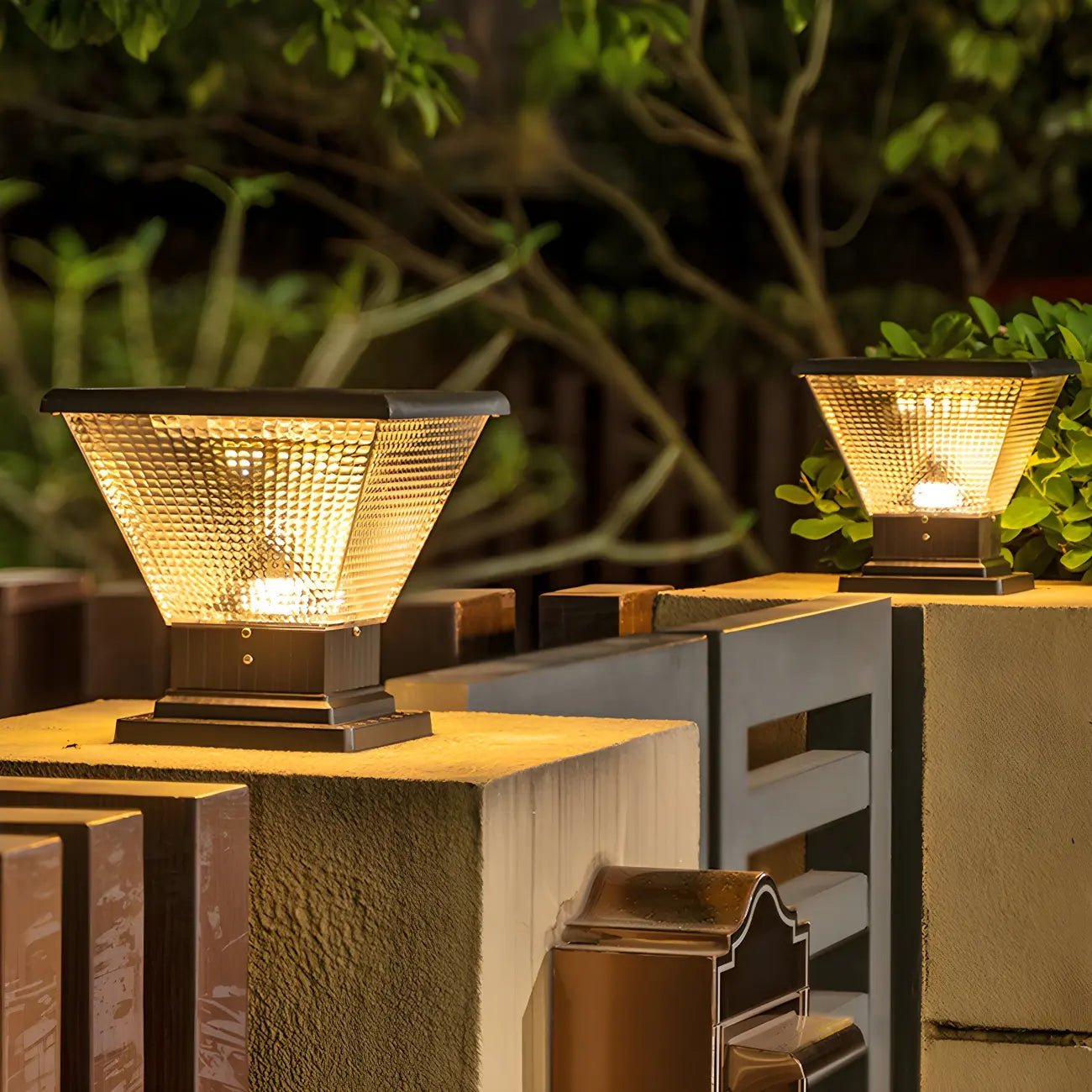 Lampadaires d'extérieur pyramidaux modernes à texture noire.