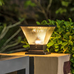 Lampadaires d'extérieur pyramidaux modernes à texture noire.