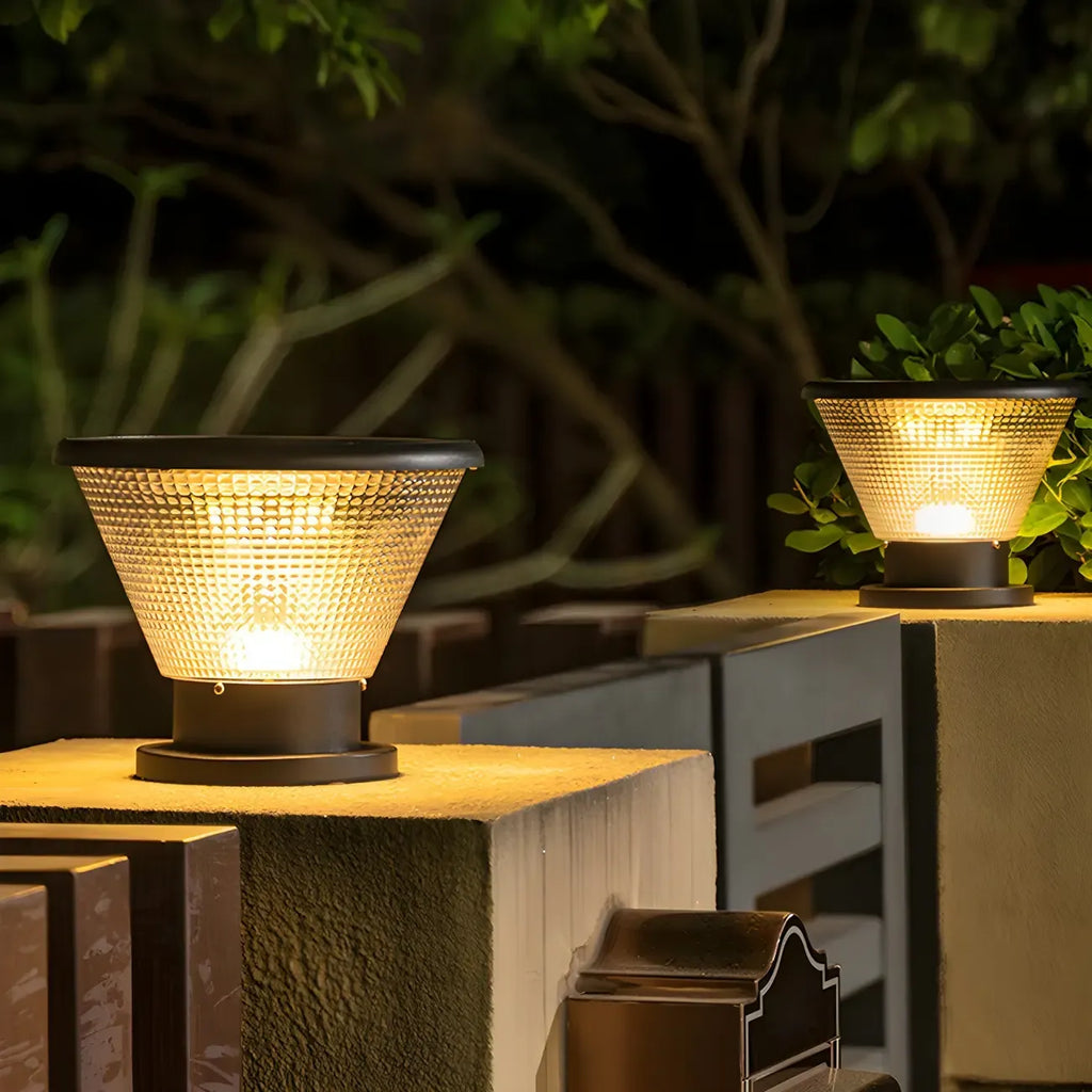Lampadaires d'extérieur pyramidaux modernes à texture noire.