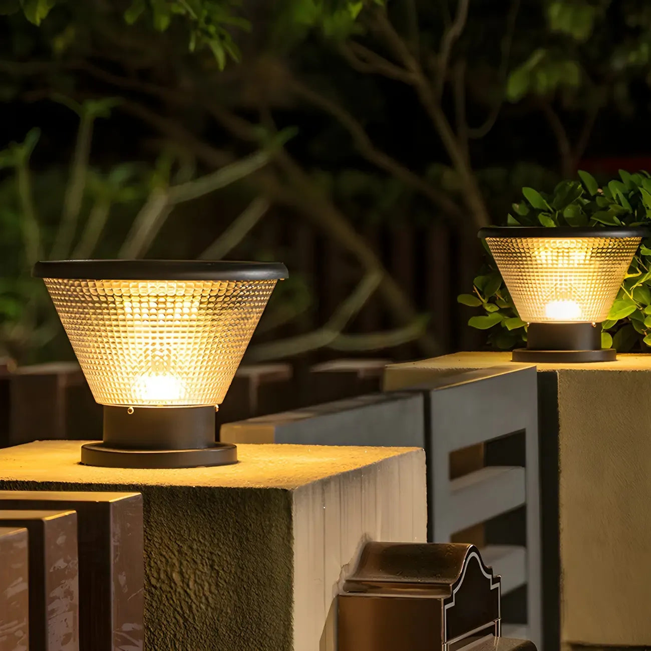 Lampadaires d'extérieur pyramidaux modernes à texture noire.