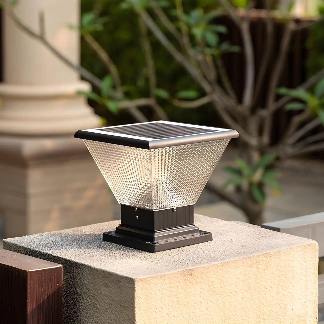 Lampadaires d'extérieur pyramidaux modernes à texture noire.