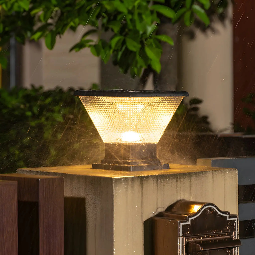 Lampadaires d'extérieur pyramidaux modernes à texture noire.