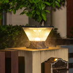 Lampadaires d'extérieur pyramidaux modernes à texture noire.