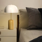Lampe de chevet minimaliste en fer et bois en forme de dôme