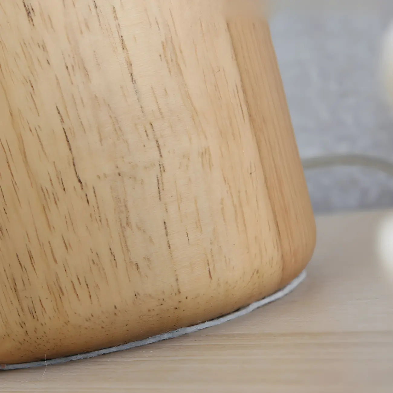 Lampe de chevet minimaliste en fer et bois en forme de dôme