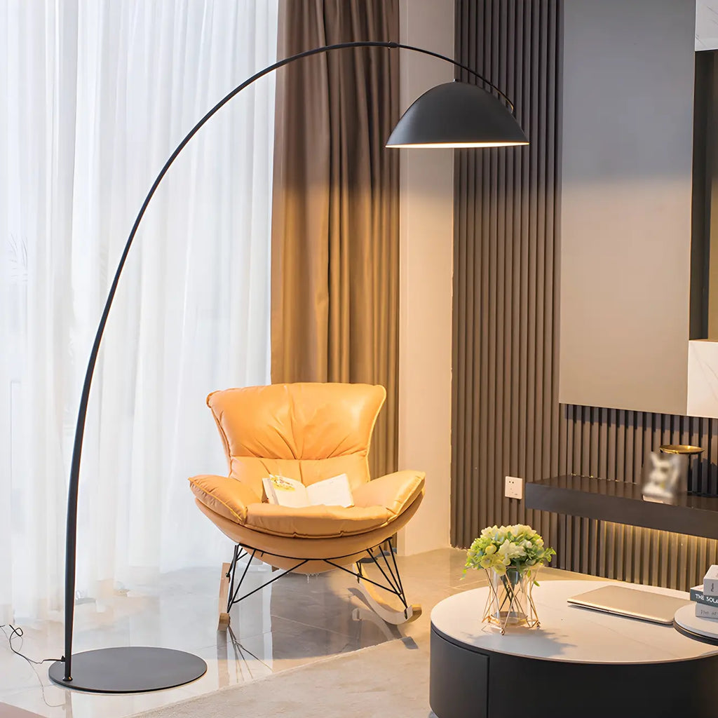 Lampadaire arqué en fer à dôme noir avec interrupteur au pied