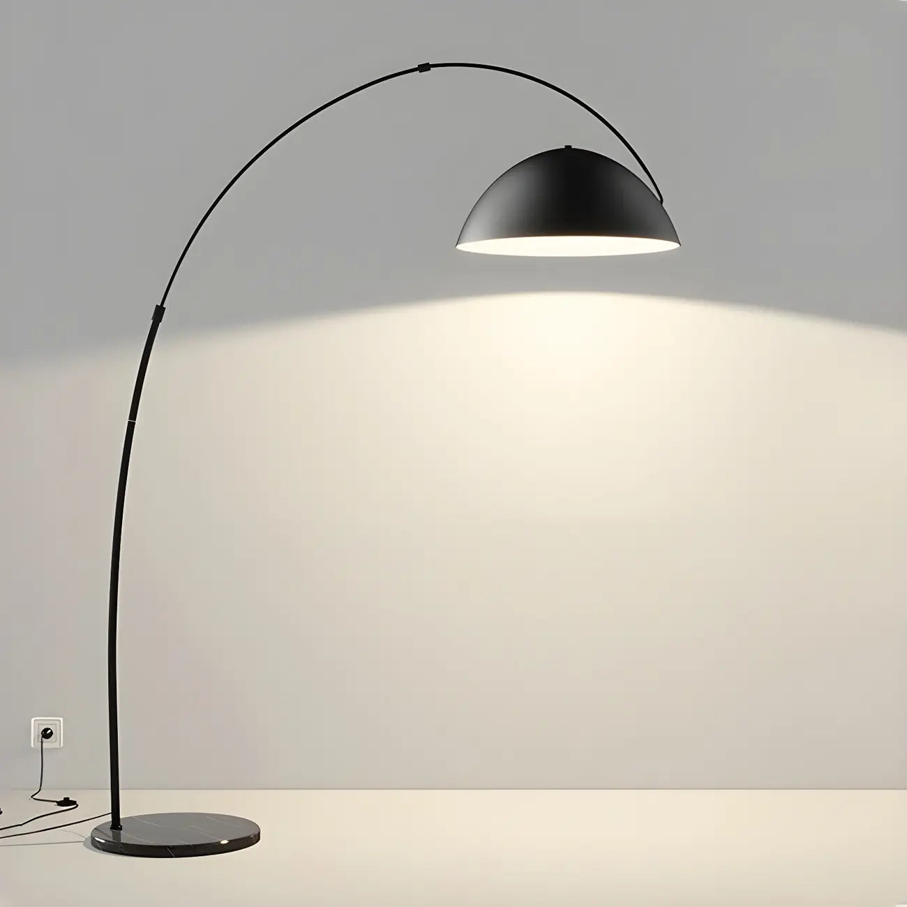 Lampadaire arqué en fer à dôme noir avec interrupteur au pied