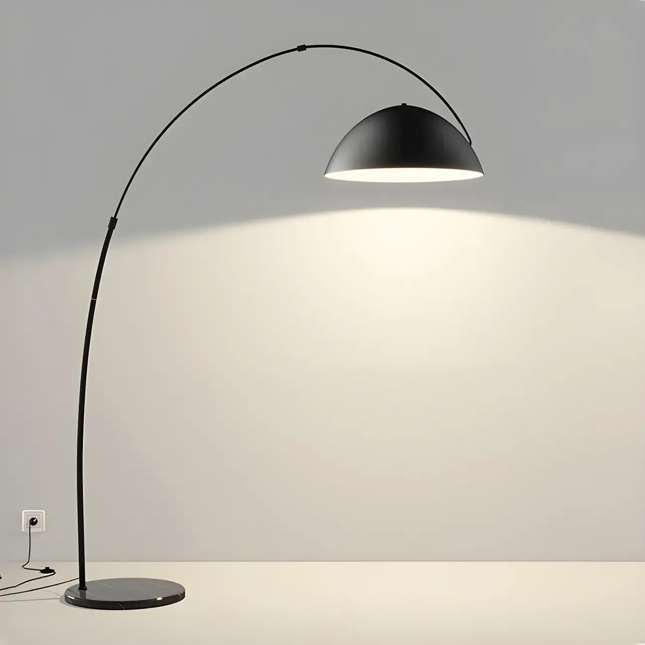 Lampadaire arqué en fer à dôme noir avec interrupteur au pied