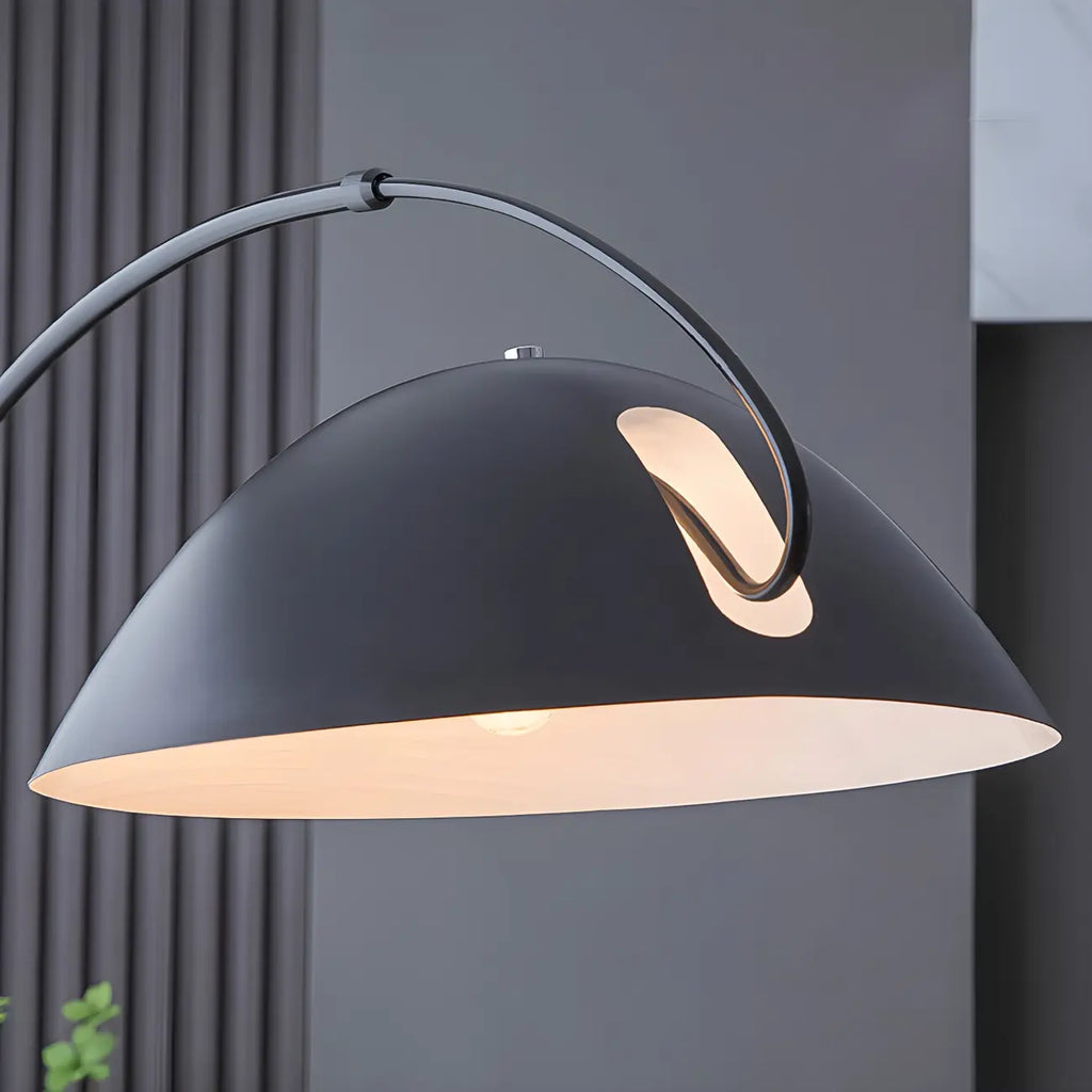 Lampadaire arqué en fer à dôme noir avec interrupteur au pied