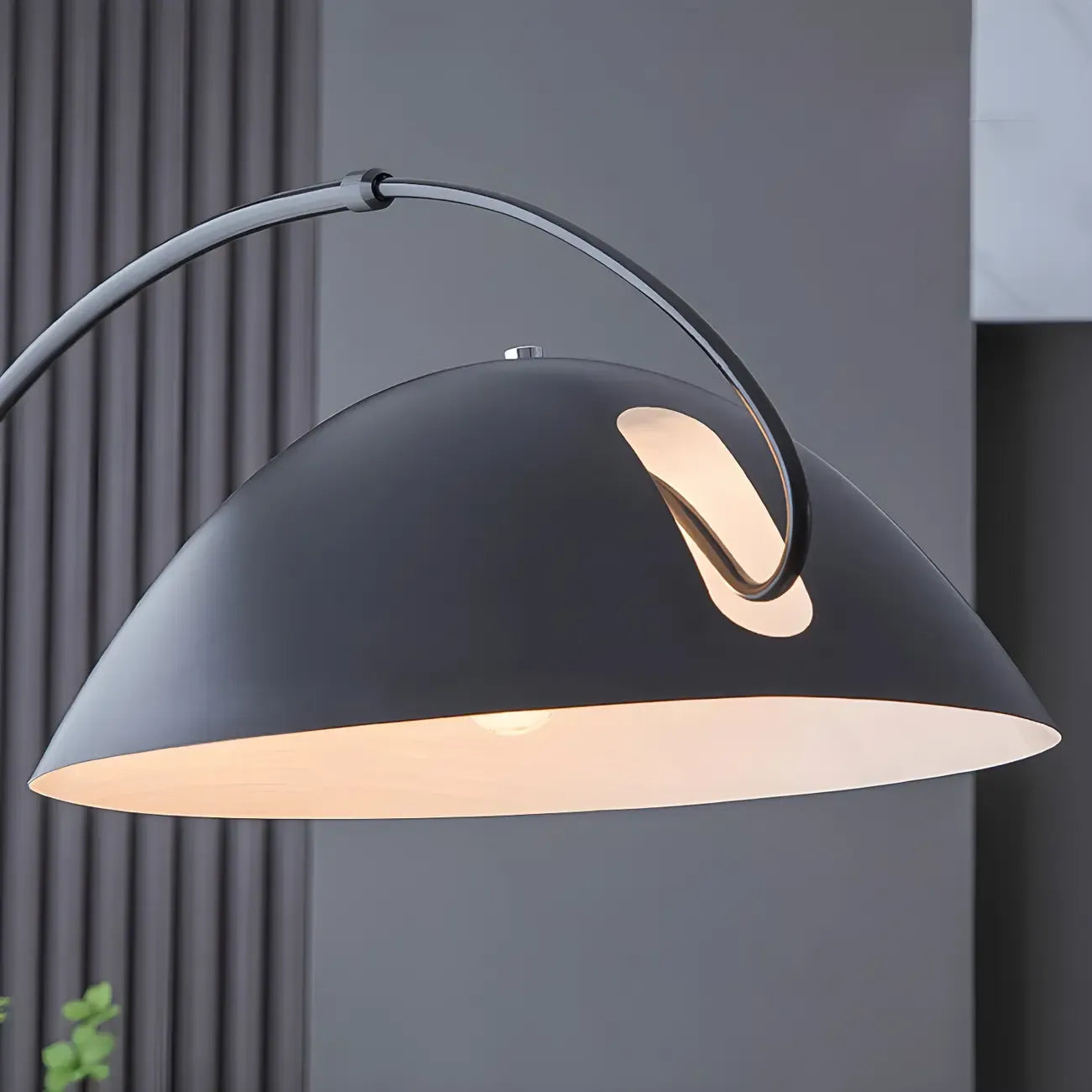 Lampadaire arqué en fer à dôme noir avec interrupteur au pied