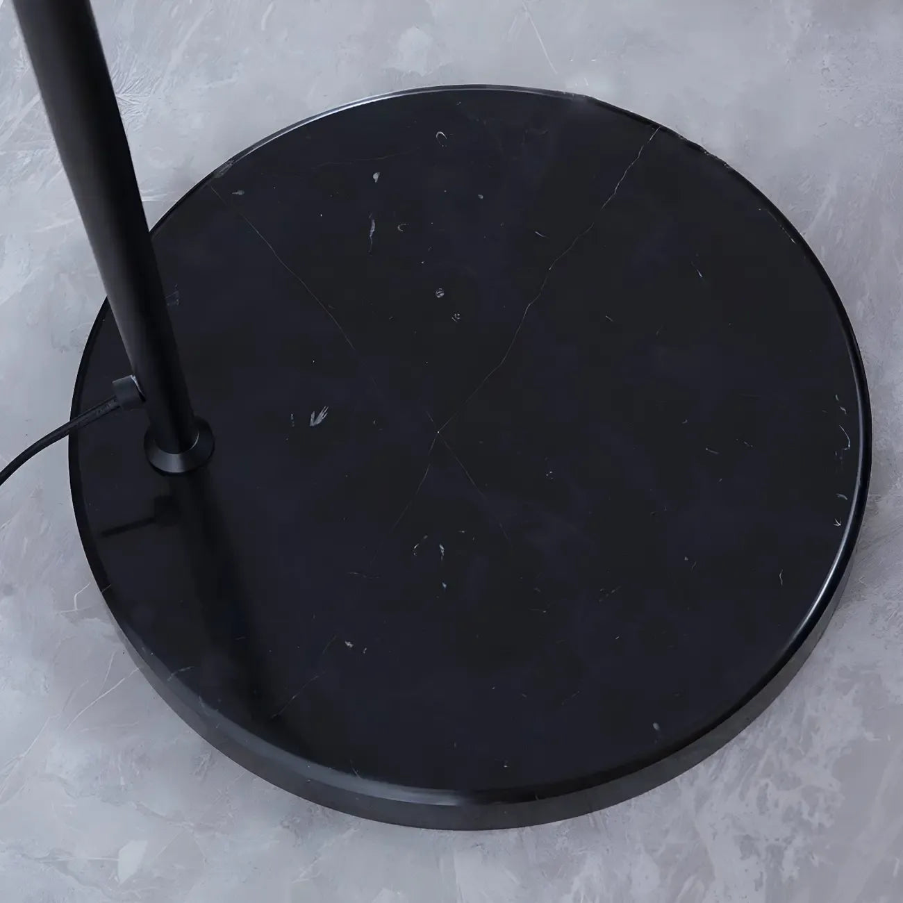 Lampadaire arqué en fer à dôme noir avec interrupteur au pied
