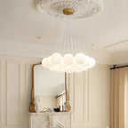 Lampadario a sospensione regolabile con sfere di vetro bianco, moderno ed elegante
