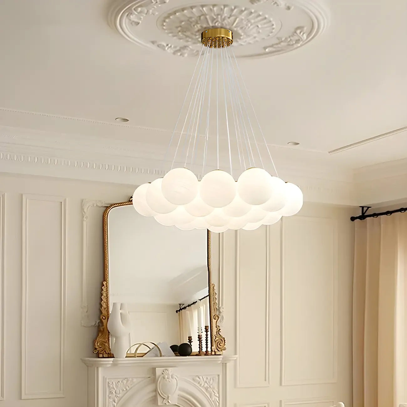 Lampadario a sospensione regolabile con sfere di vetro bianco, moderno ed elegante