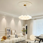 Lampadario a sospensione regolabile con sfere di vetro bianco, moderno ed elegante