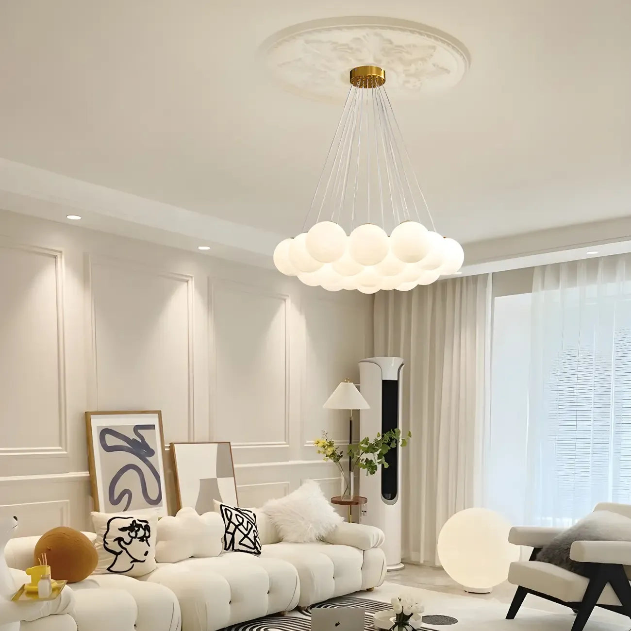 Lampadario a sospensione regolabile con sfere di vetro bianco, moderno ed elegante