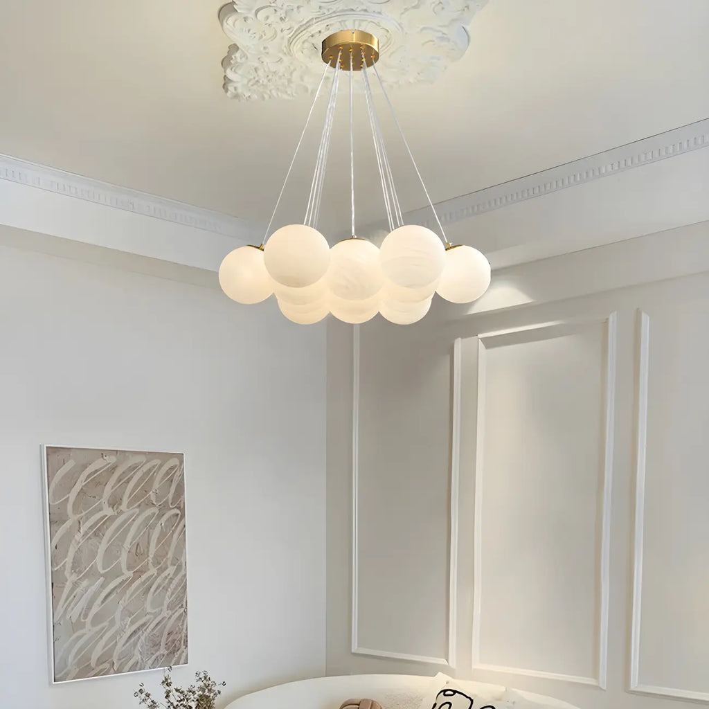 Lampadario a sospensione regolabile con sfere di vetro bianco, moderno ed elegante