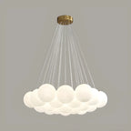 Lampadario a sospensione regolabile con sfere di vetro bianco, moderno ed elegante
