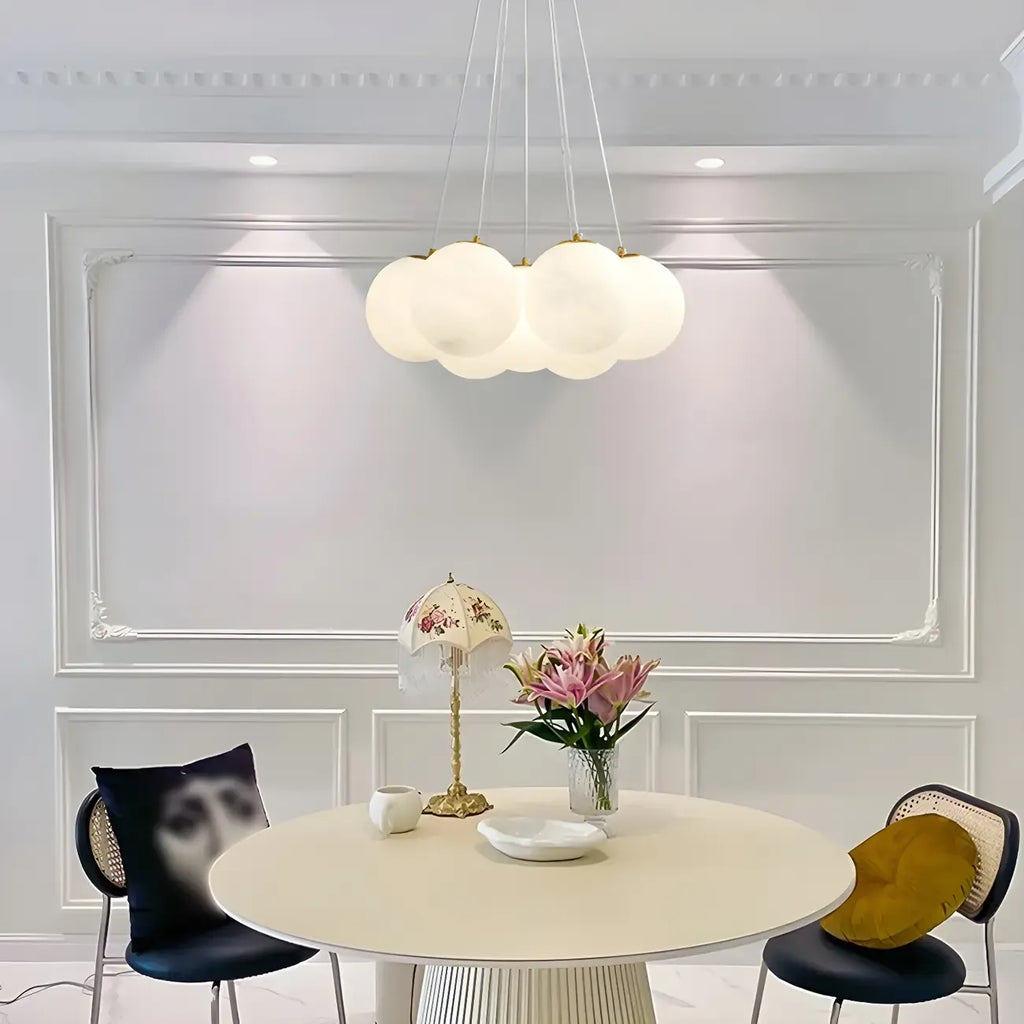 Lampadario a sospensione regolabile con sfere di vetro bianco, moderno ed elegante