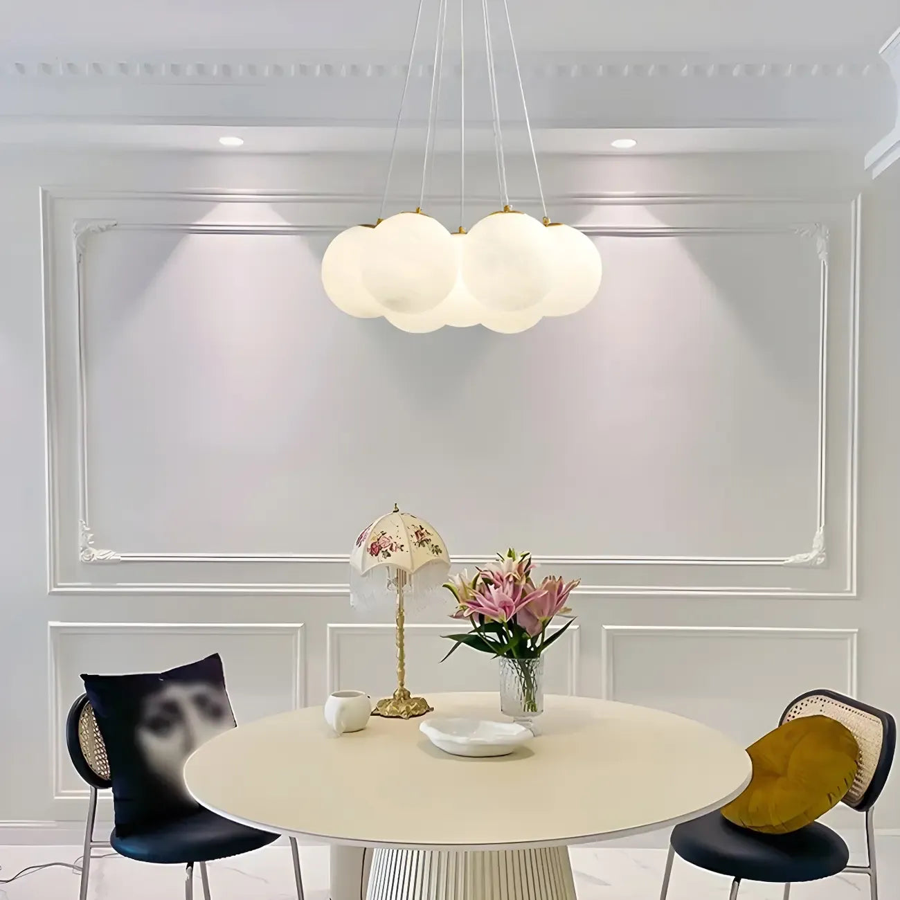Lampadario a sospensione regolabile con sfere di vetro bianco, moderno ed elegante