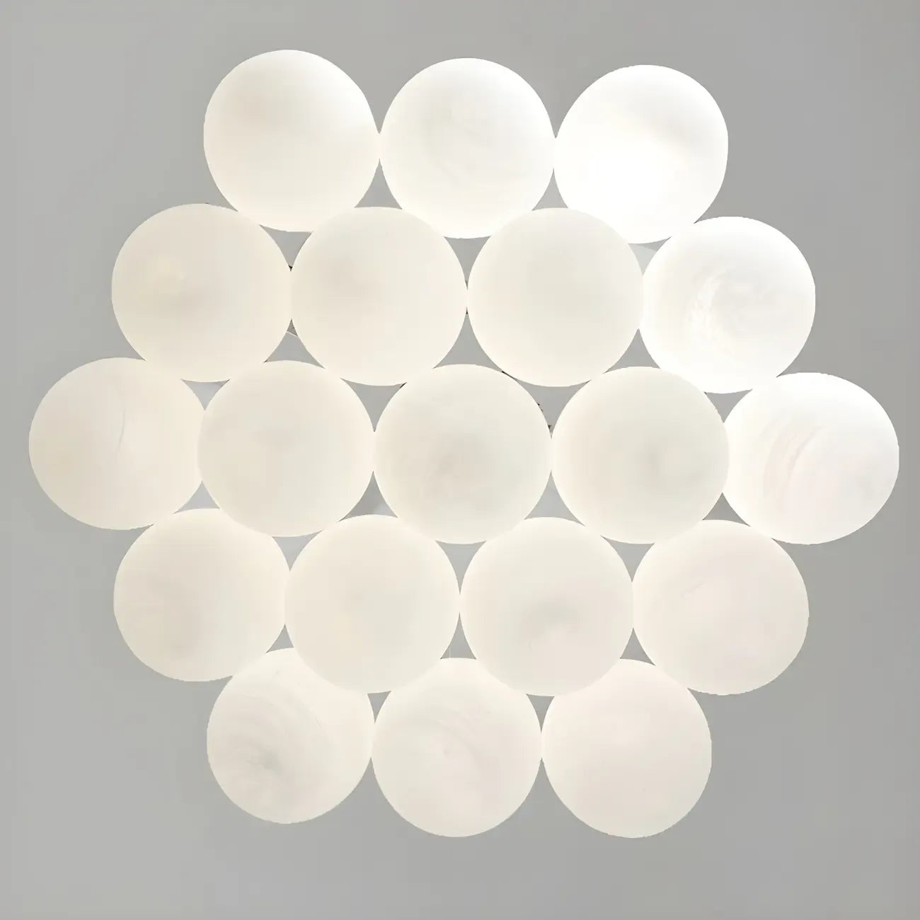Lampadario a sospensione regolabile con sfere di vetro bianco, moderno ed elegante