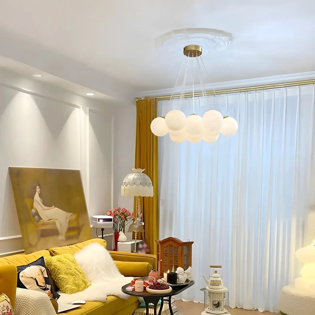 Lampadario a sospensione regolabile con sfere di vetro bianco, moderno ed elegante