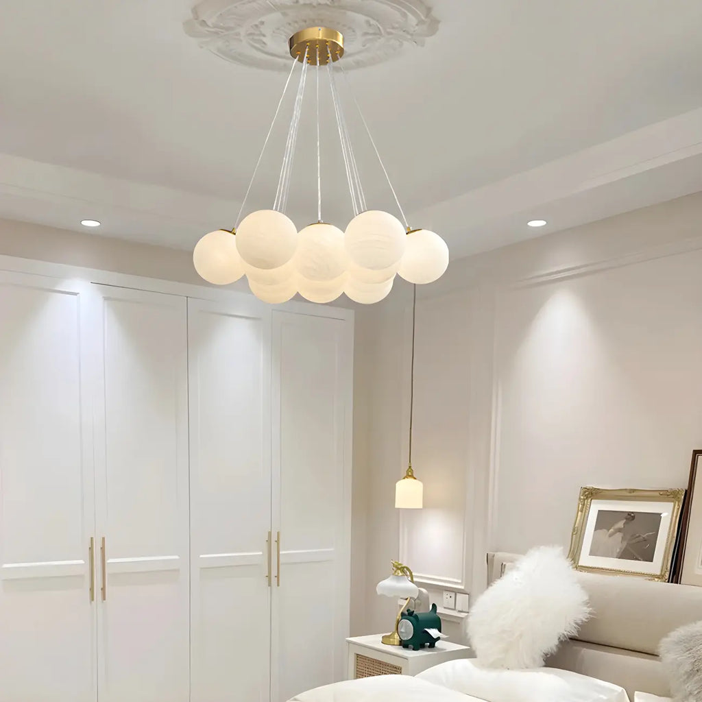 Lampadario a sospensione regolabile con sfere di vetro bianco, moderno ed elegante