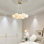 Lampadario a sospensione regolabile con sfere di vetro bianco, moderno ed elegante