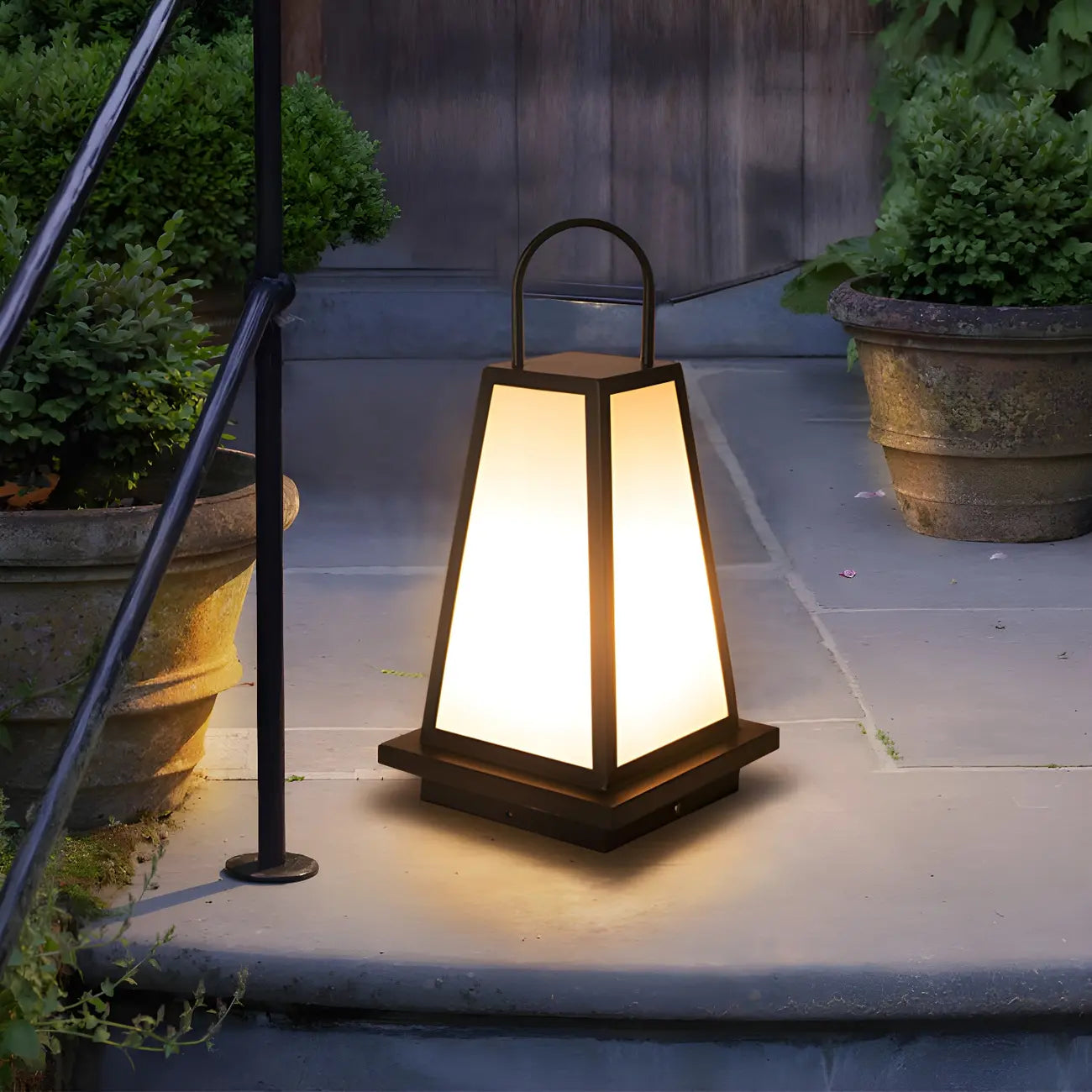 Lampe de poteau conique en métal noir avec poignée