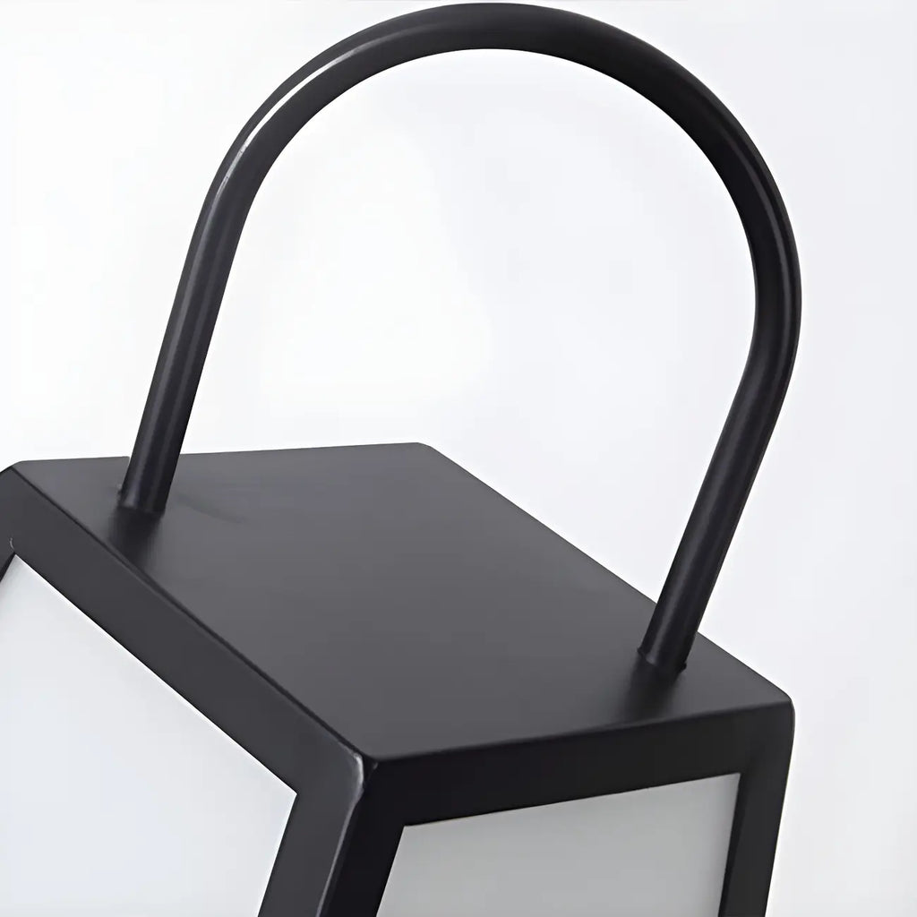 Lampe de poteau conique en métal noir avec poignée