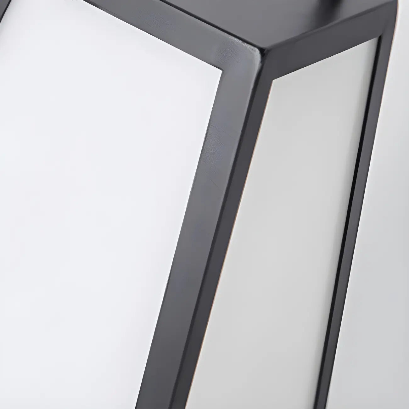 Lampe de poteau conique en métal noir avec poignée