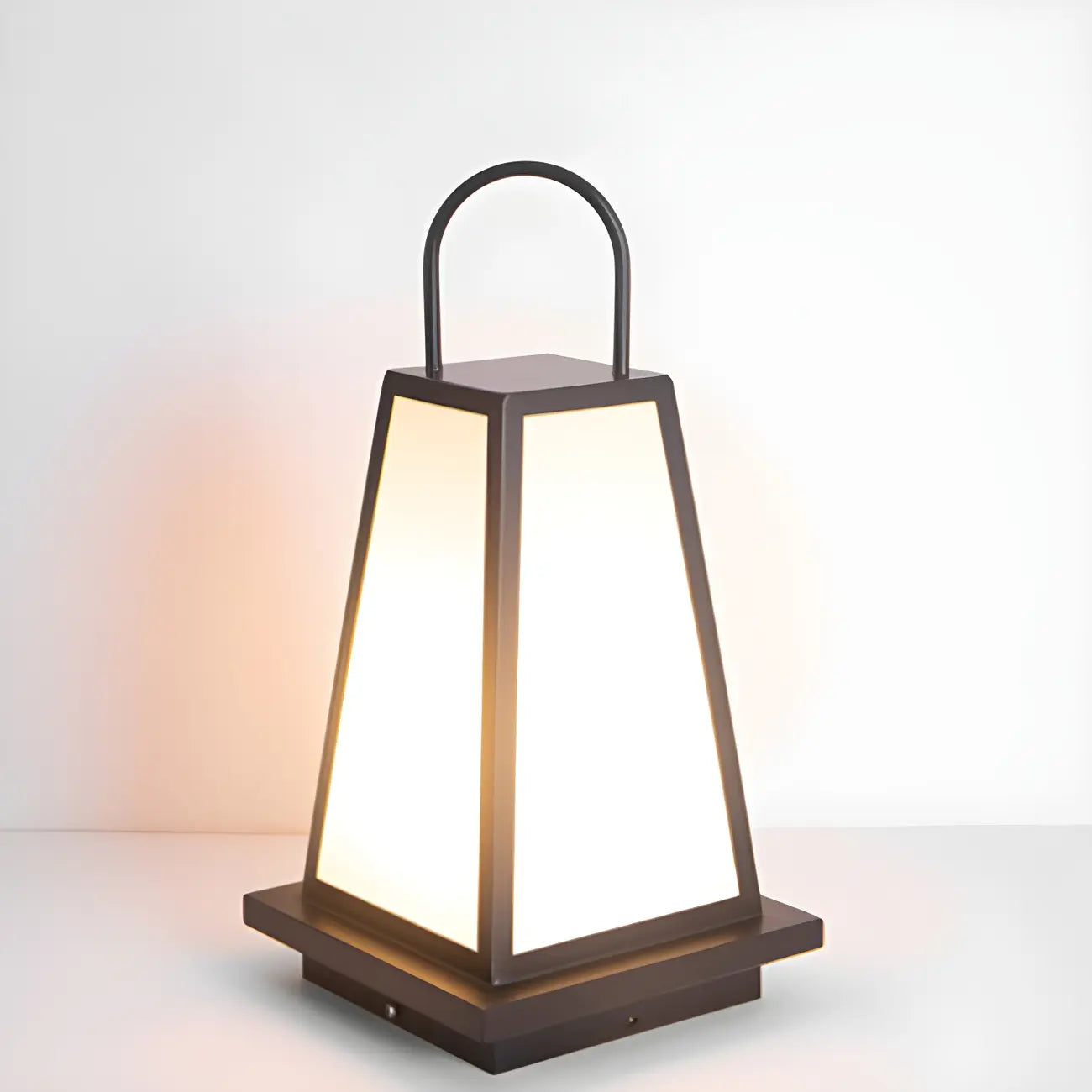 Lampe de poteau conique en métal noir avec poignée