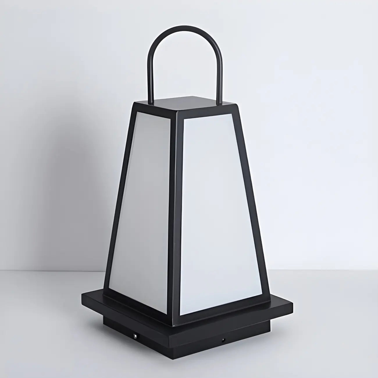 Lampe de poteau conique en métal noir avec poignée