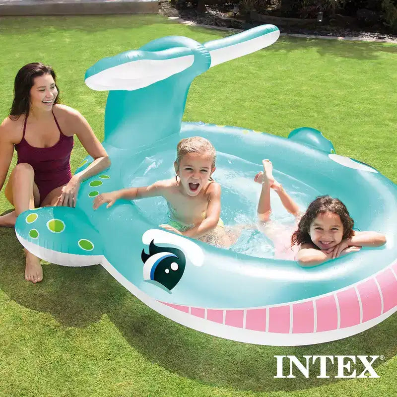 Piscine gonflable pour enfants Baleine INTEX : Jet d'eau intégré • Bouchon de vidange pratique • Vinyle durable • 201 x 196 x 91 cm • 3 ans et plus
