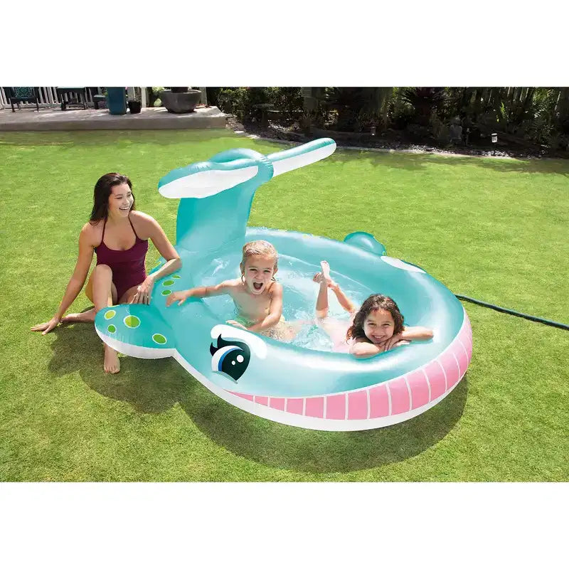 Piscine gonflable pour enfants Baleine INTEX : Jet d'eau intégré • Bouchon de vidange pratique • Vinyle durable • 201 x 196 x 91 cm • 3 ans et plus