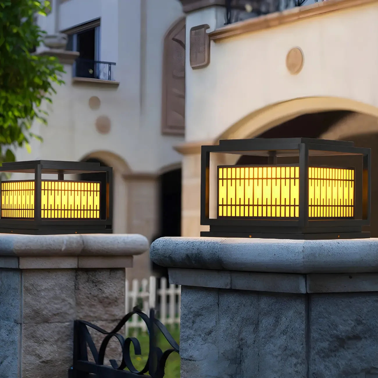 Lampes solaires rectangulaires en métal noir à lumière chaude pour poteaux extérieurs