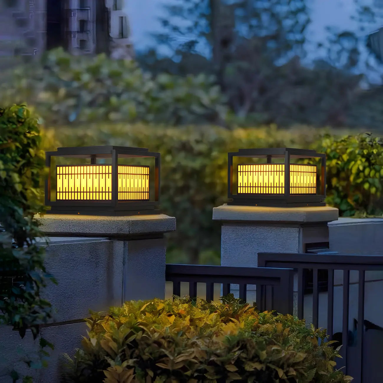 Lampes solaires rectangulaires en métal noir à lumière chaude pour poteaux extérieurs