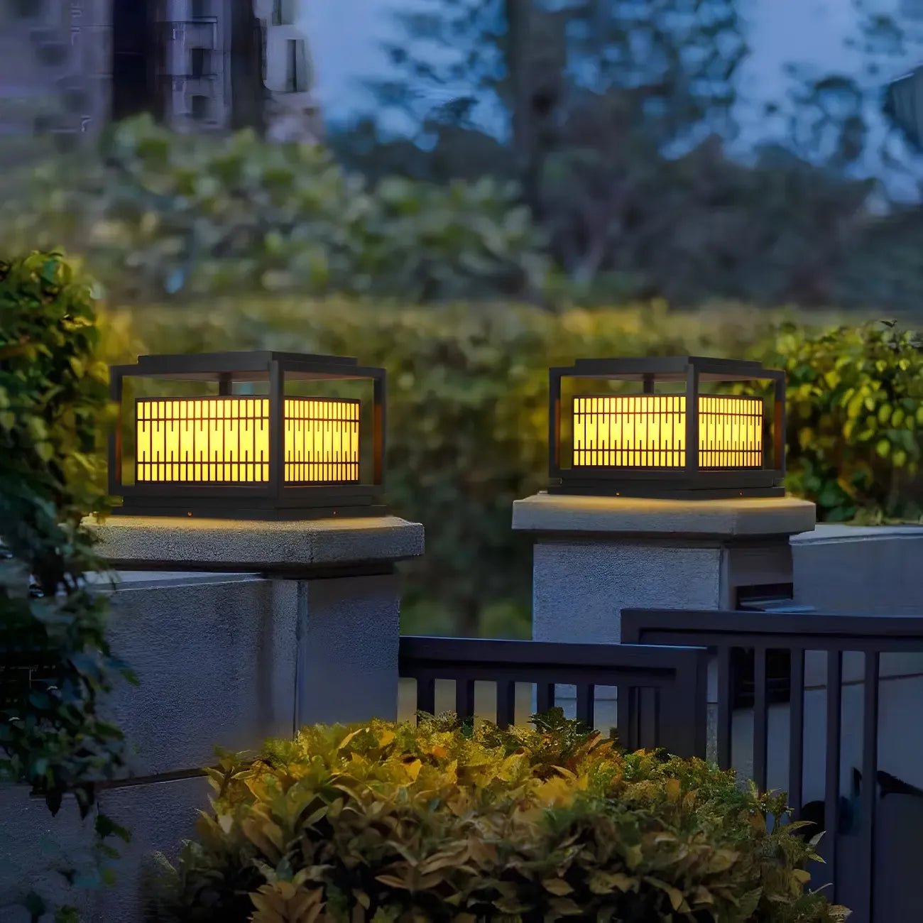 Lampes solaires rectangulaires en métal noir à lumière chaude pour poteaux extérieurs