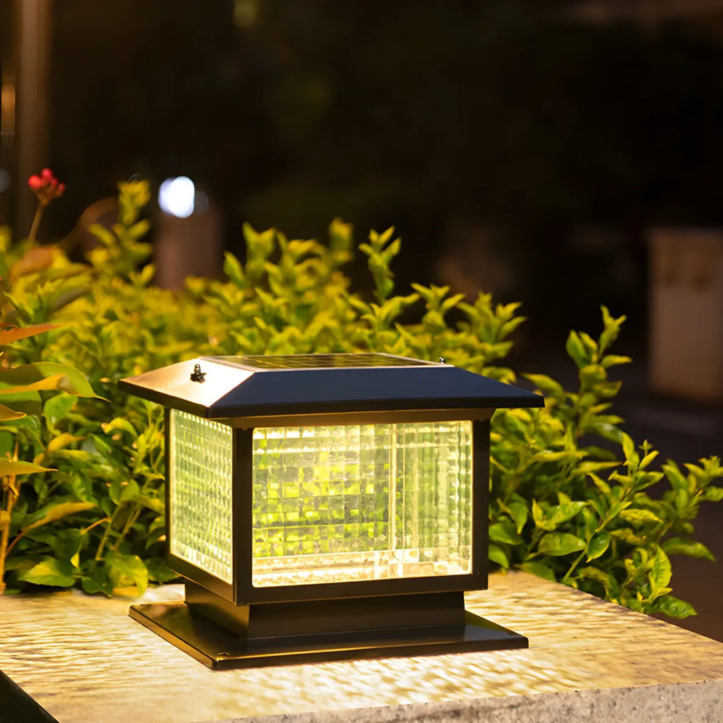 Lampe solaire extérieure carrée en métal noir et verre avec capuchon de poteau pour jardin ou cour