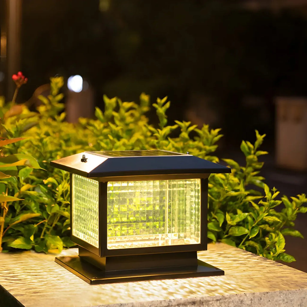 Lampe solaire extérieure carrée en métal noir et verre avec capuchon de poteau pour jardin ou cour