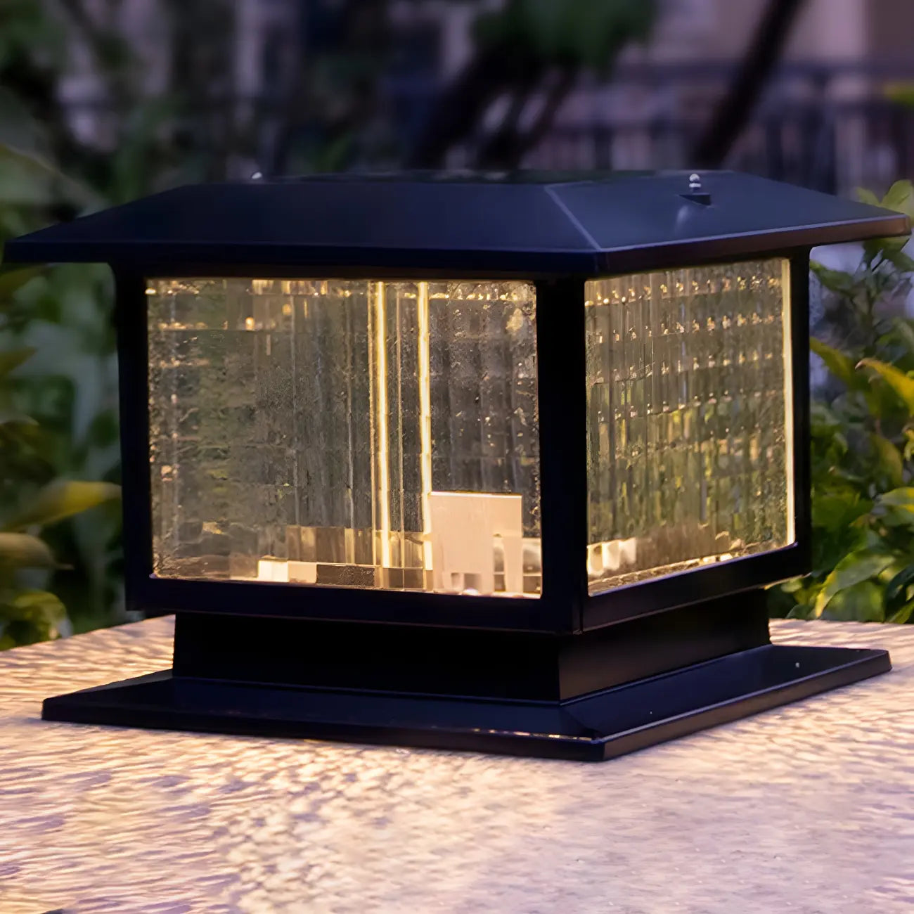 Lampe solaire extérieure carrée en métal noir et verre avec capuchon de poteau pour jardin ou cour
