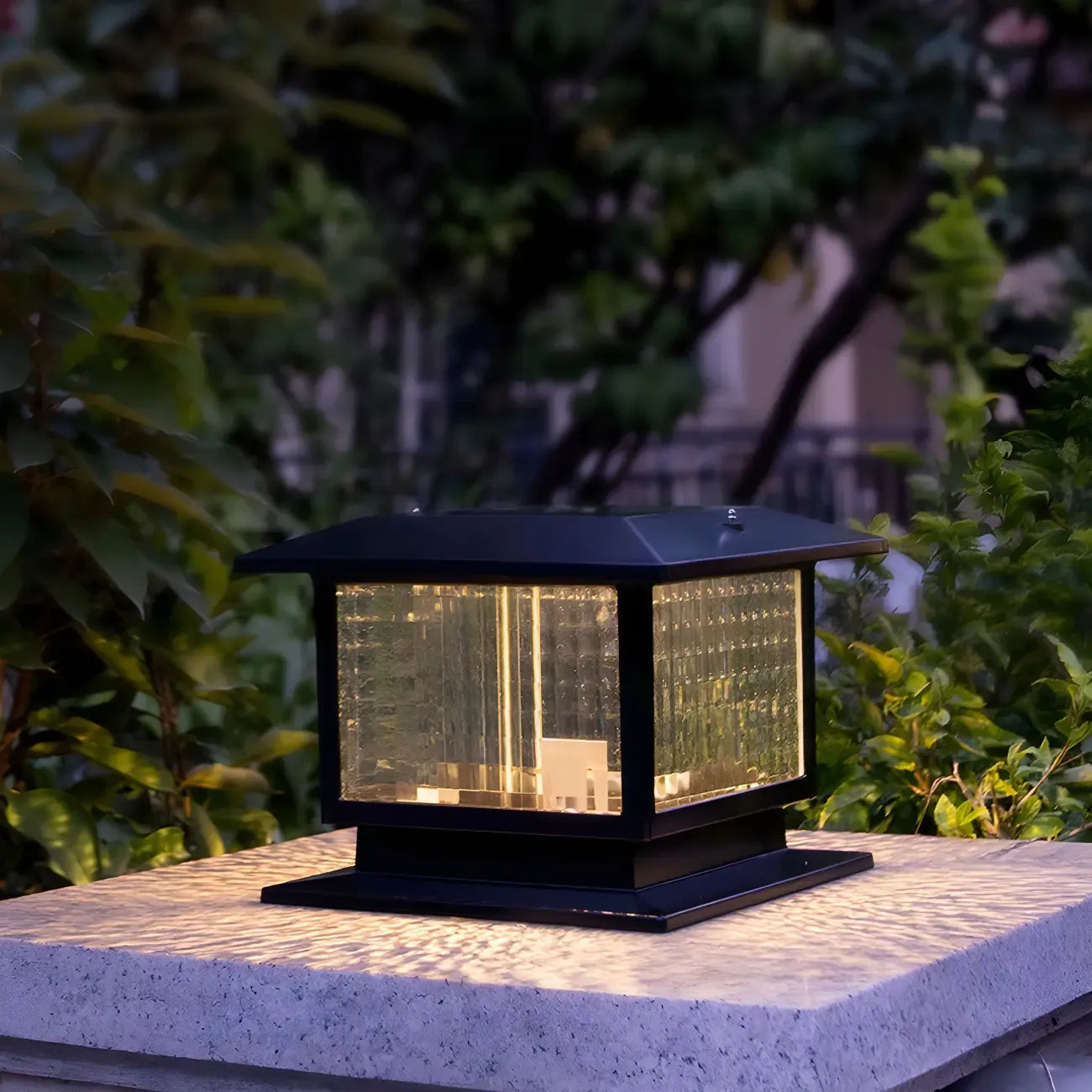 Lampe solaire extérieure carrée en métal noir et verre avec capuchon de poteau pour jardin ou cour