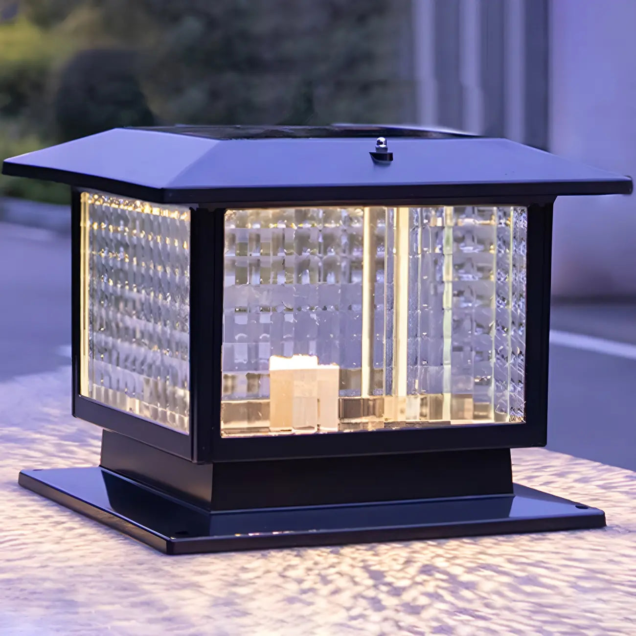 Lampe solaire extérieure carrée en métal noir et verre avec capuchon de poteau pour jardin ou cour