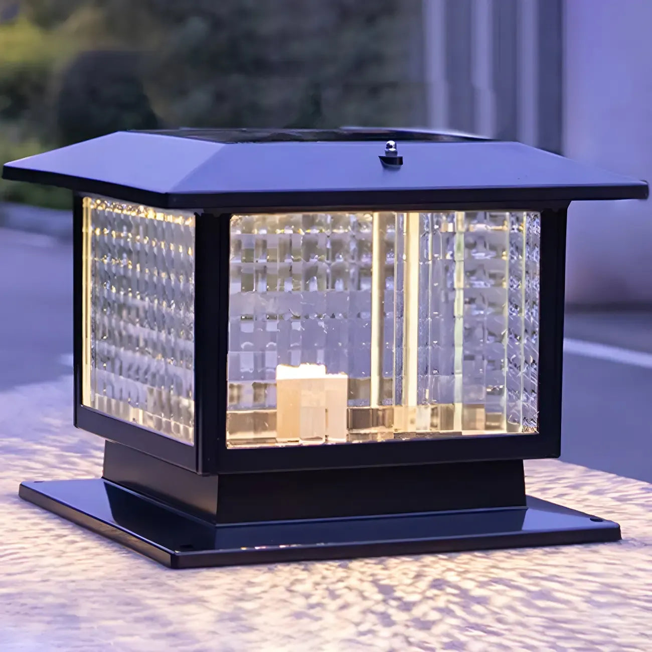 Lampe solaire extérieure carrée en métal noir et verre avec capuchon de poteau pour jardin ou cour
