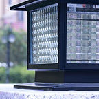 Lampe solaire extérieure carrée en métal noir et verre avec capuchon de poteau pour jardin ou cour